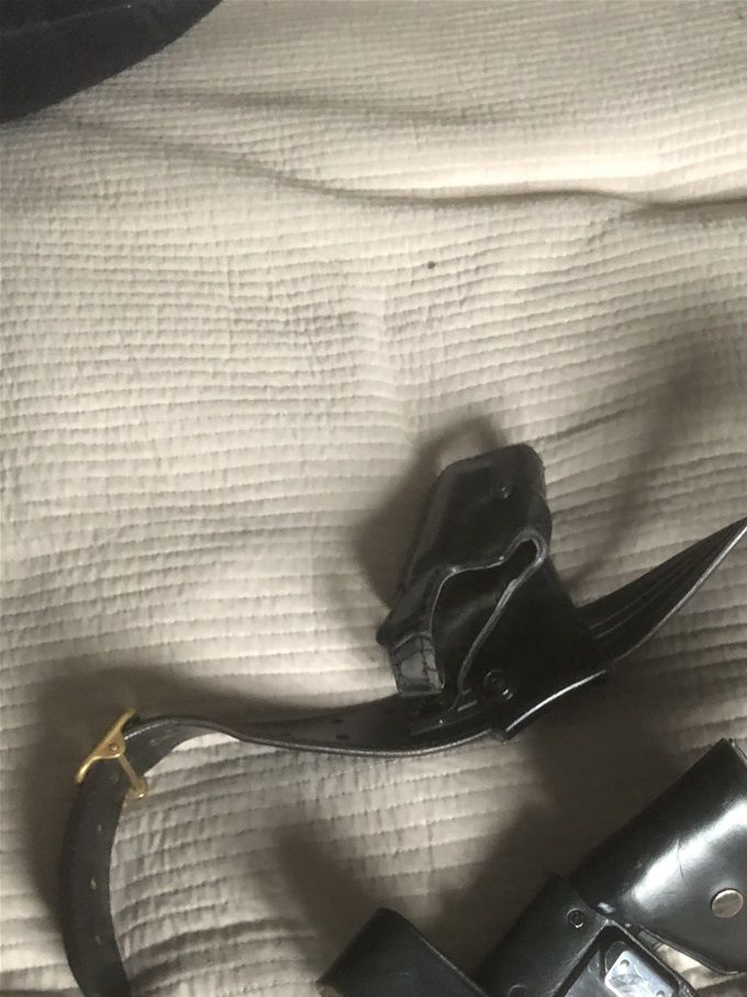 Svart koppel, med fodral för pistol, handfängsel, radio, batong och magasin