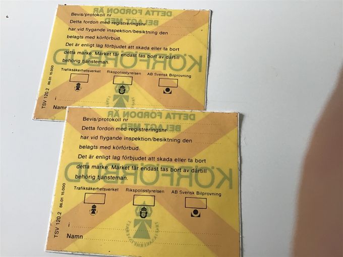 Körförbudsmärken att klistra på fordonet.