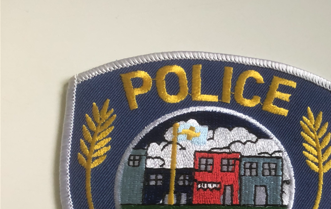 Poliserna i Lindsborg, Kansas, polisavdelningen visar två märken på sina uniformer. På vänster ärm är staden Lindsborg , med framträdande Dalahäst. Denna symbol representerar stadens svenska arv och går tillbaka till slutet av 1800-talet när svenska invandrare bosatte sig i området. Den högra ärmmärket symboliserar de historiska stadskärnorna och Old Mill Park i ”Little Sweden U.S.A.”, Lindsborgs smeknamn. Sveriges flagga flyger över det avbildade samhället, medan vete längs kanterna på lappen representerar det omgivande jordbruket.