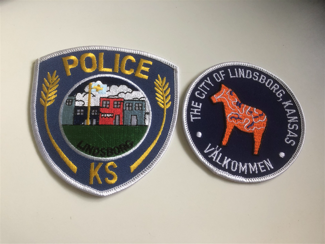 Poliserna i Lindsborg, Kansas, polisavdelningen visar två märken på sina uniformer. På vänster ärm är staden Lindsborg , med framträdande Dalahäst. Denna symbol representerar stadens svenska arv och går tillbaka till slutet av 1800-talet när svenska invandrare bosatte sig i området. Den högra ärmmärket symboliserar de historiska stadskärnorna och Old Mill Park i ”Little Sweden U.S.A.”, Lindsborgs smeknamn. Sveriges flagga flyger över det avbildade samhället, medan vete längs kanterna på lappen representerar det omgivande jordbruket.
