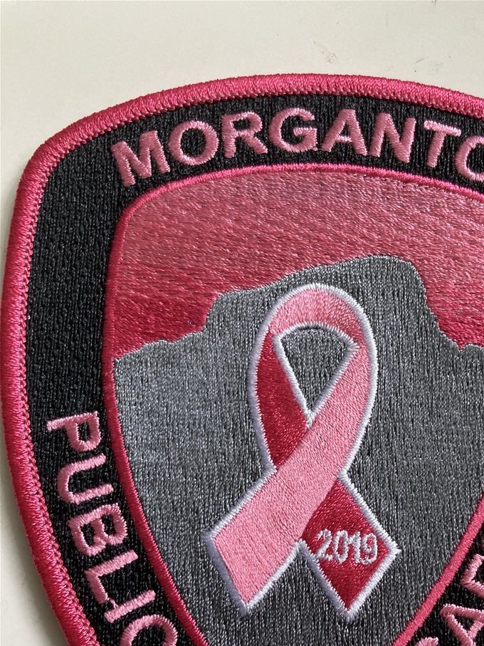 The Pink Patch Project är en innovativ offentlig medvetenhetskampanj som syftar till att uppmärksamma kampen mot bröstcancer och stödja bröstcancerforskningsorganisationer i kampen mot denna förödande sjukdom.