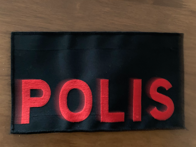 24 x 14 cm med kardborrefästning på baksidan. Eventpoliser,  handplockade personer som är särskilt duktiga på att kommunicera och som ska jobba närmare supportrarna vid utvalda matcher för att skapa en brygga mellan dem och polisledningen.