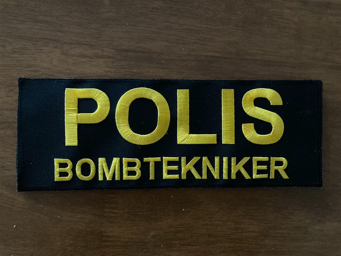 Bombtekniker, 9 x 25 cm med kardborrebaksida.