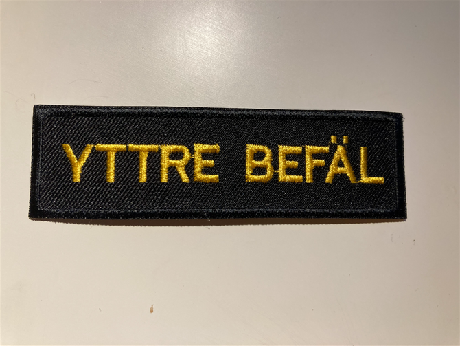Yttre Befäl, 2,5 cm x 10 cm